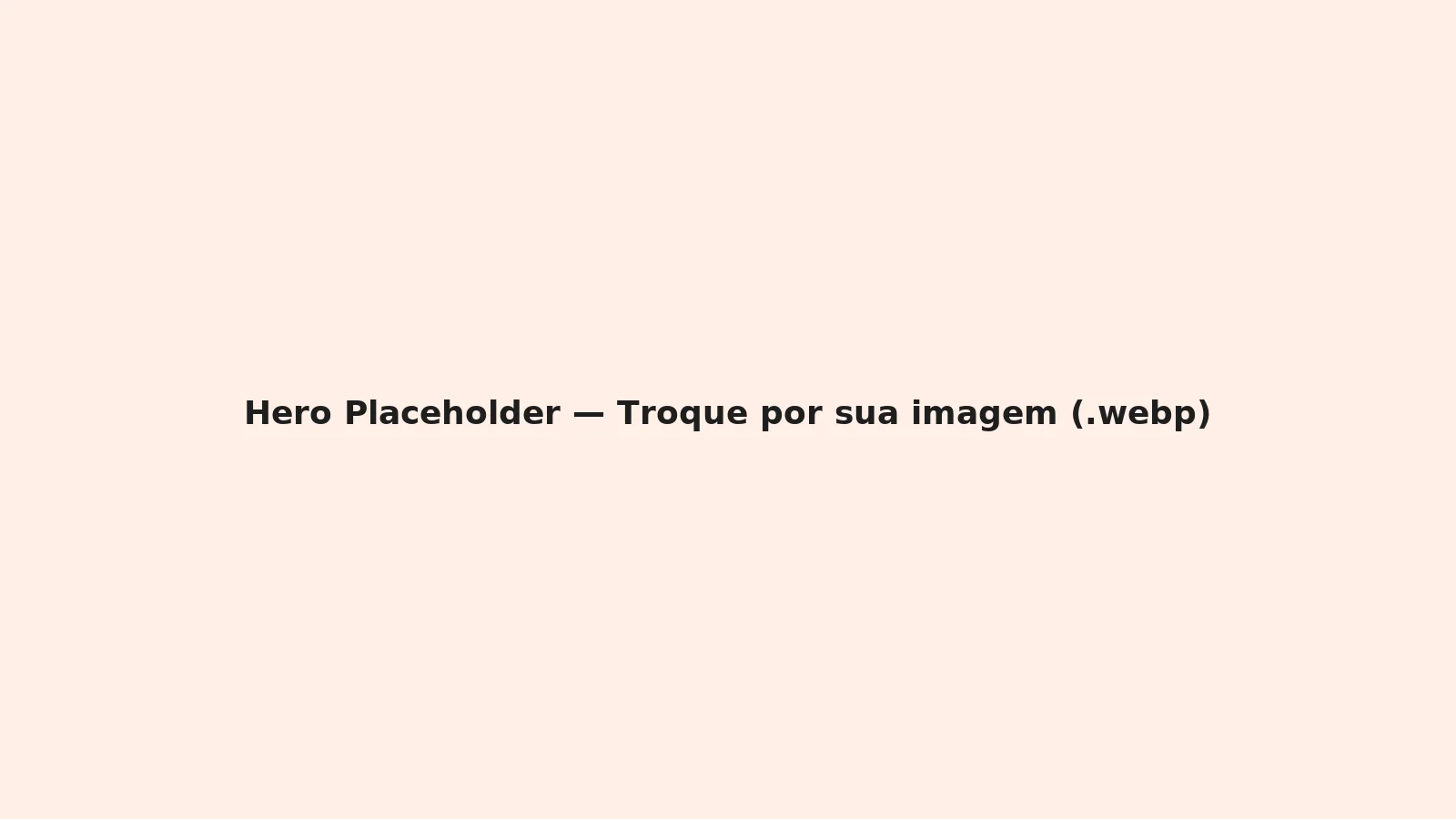 Pessoa saudável sorrindo com alimentos mediterrâneos ao redor.